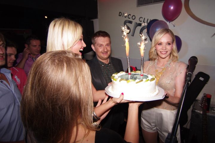 Jelena Rozga uz tortu i fanove proslavila rođendan!