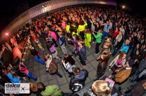 Muškarci plešu za žene