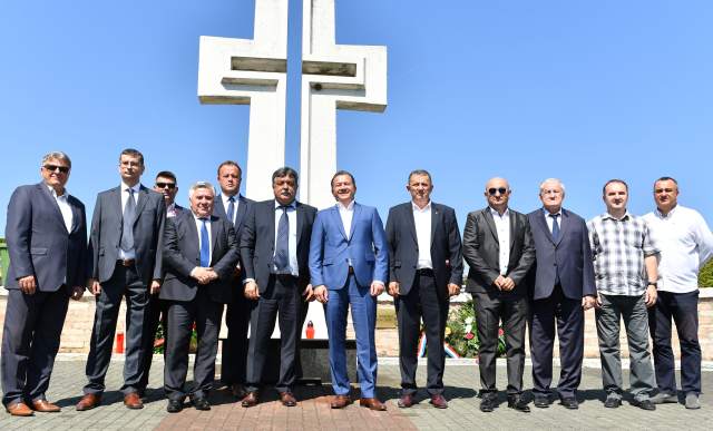 Izaslastvo HNS-a položilo vijence u Sisku