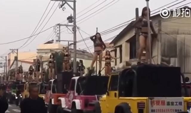 Video: Pogrebni ispraćaj s 50 plesačica na krovovima džipova