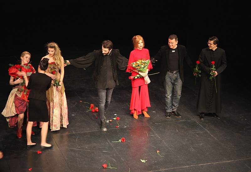 Romanca o tri ljubavi: Ovacije i ruže za mlade i talentirane glumce
