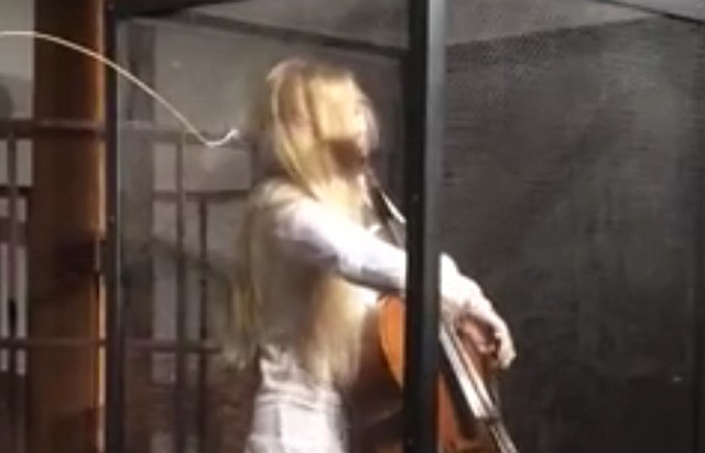 VIDEO: Ljerka Končar svirala violončelo pod visokim naponom
