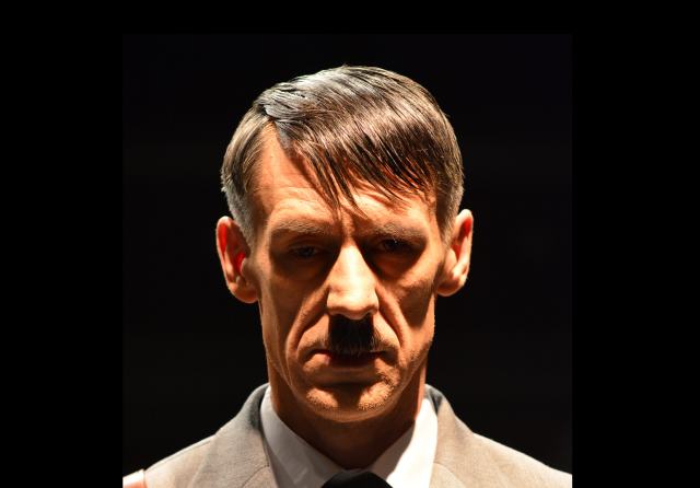 Hitler u izvedbi Dražena Čučeka na sceni Komedije