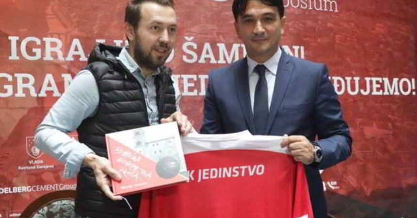 Zlatko Dalić u Sarajevu dobio monografiju i dres kluba Jedinstvo