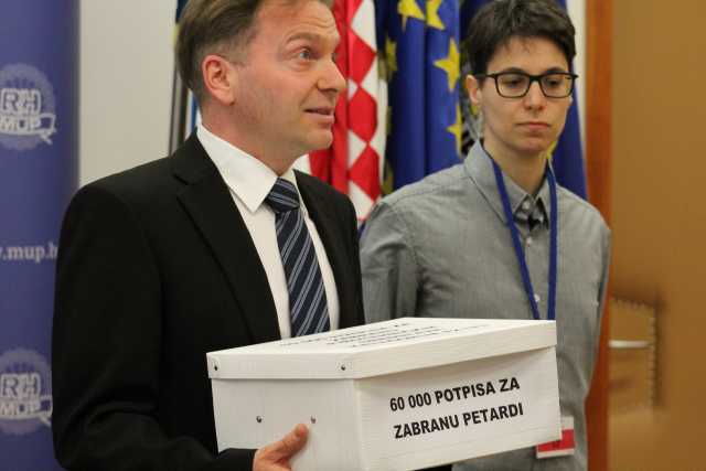 60 000 potpisa za zabranu petardi predano ministru Božinoviću
