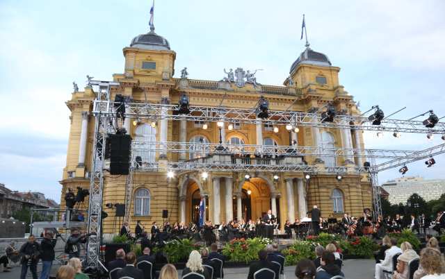 Za Dan državnosti – spektakl ispred HNK u Zagrebu