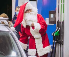 Djed Mraz svratio na benzinsku pumpu i razveselio sve poklonima