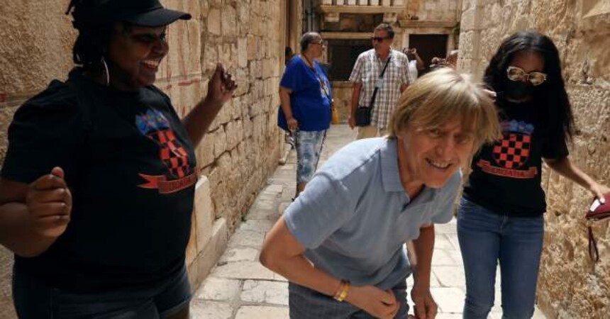 Jurica Popović – Baci kocku: Cijeli svijet ionako, živi na dug